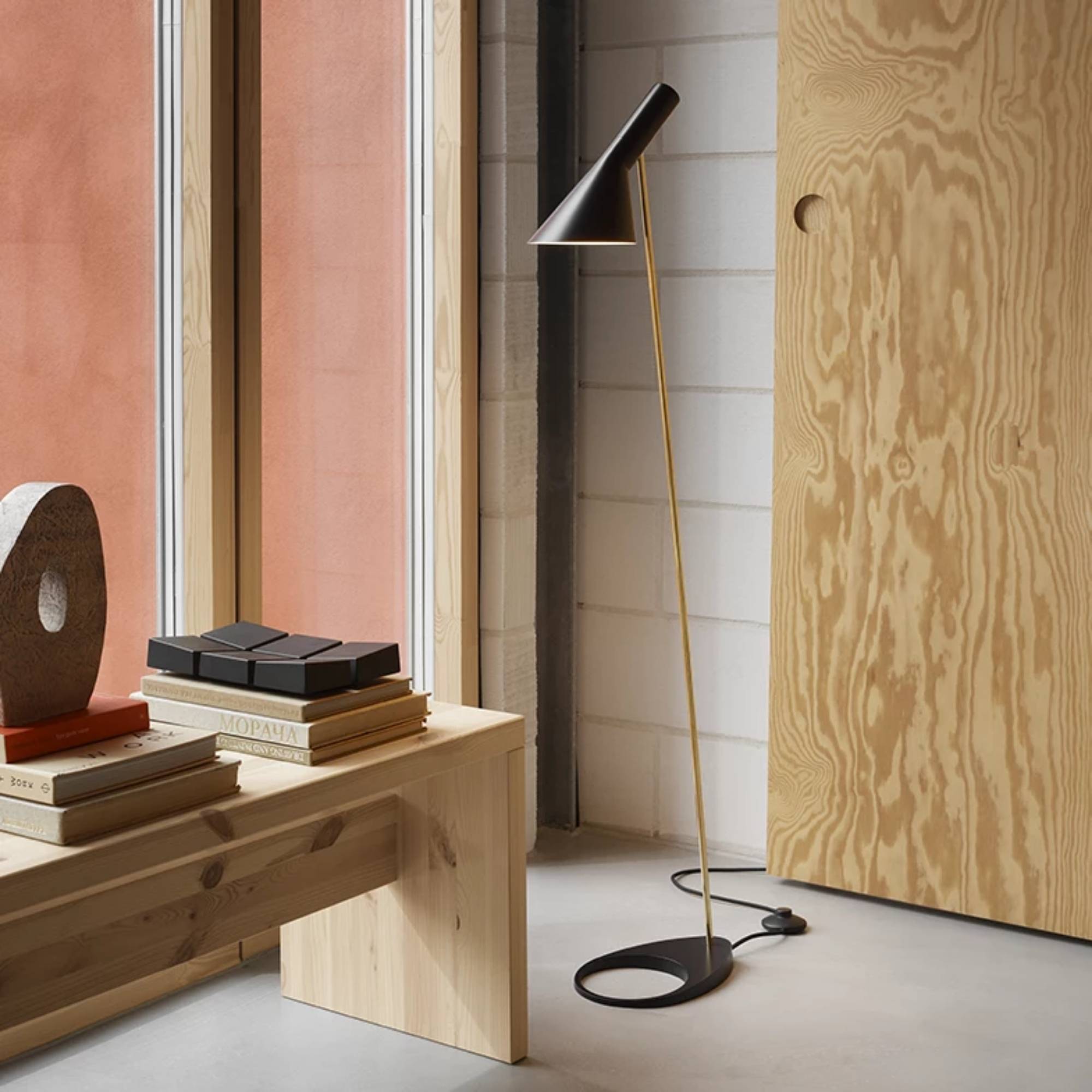 AJFloorLamp_BrassBlack_Lifesty